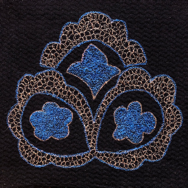 Vyšívaný motív šál